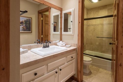 uma casa de banho com um lavatório e um WC em Sunburst Condo 2726 - Tri-Level with Spacious Kitchen and Hot Tub Onsite em Elkhorn Village