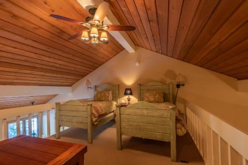 een slaapkamer met 2 bedden en een plafondventilator bij Sunburst Condo 2726 - Tri-Level with Spacious Kitchen and Hot Tub Onsite in Elkhorn Village