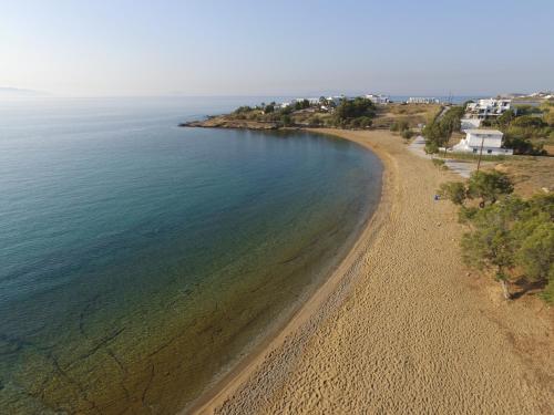 una vista aerea di una spiaggia vicino all'oceano di Nomads House a Logaras