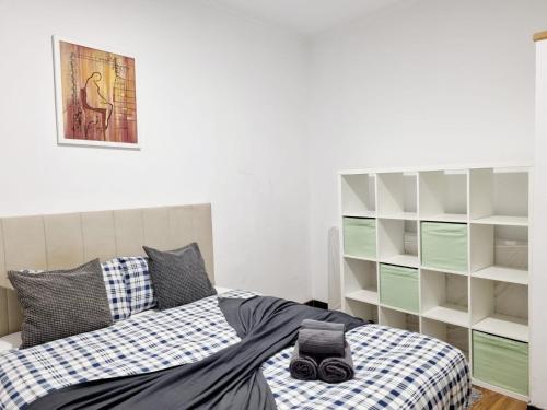 - une chambre avec un lit et une étagère dans l'établissement Anjos Apartment - Ilha do Príncipe, à Lisbonne