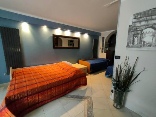 ein Schlafzimmer mit einem Bett mit einer orangefarbenen Decke in der Unterkunft Your home in Rome in Rom