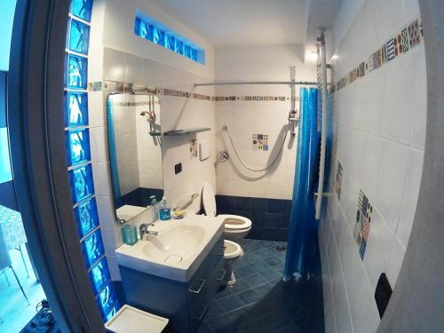 ein Bad mit einem Waschbecken, einem WC und einer Dusche in der Unterkunft Your home in Rome in Rom