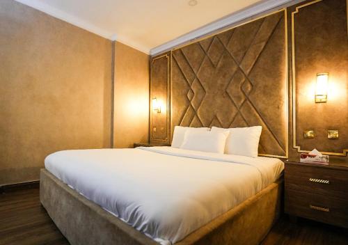 Krevet ili kreveti u jedinici u okviru objekta MAJESTIC HOTEL APARTMENTSماجستيك للشقق الفندقيه