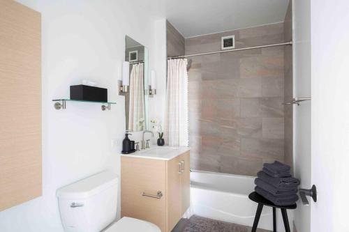 紐約的住宿－Central New York residence，浴室配有卫生间、盥洗盆和淋浴。