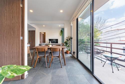a room with a table and chairs and a balcony at Doctores Apartments by VH in Mexico City