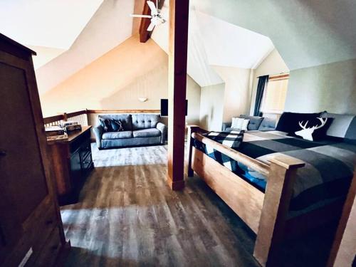 een slaapkamer met een bed en een woonkamer bij Cozy updated 3 BDRM/3 BTH on ski hill with private hottub (110) in Kimberley