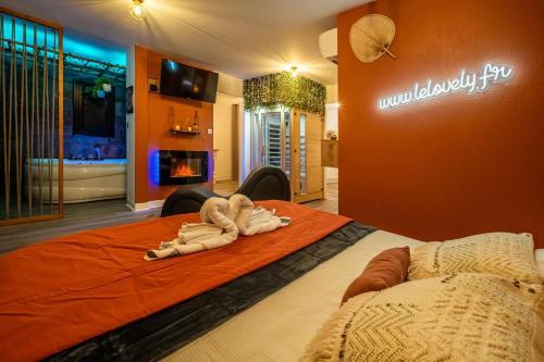 1 dormitorio con 1 cama y un cartel en la pared en Le Lovely Gruissanais - Balneo & Sauna, en Gruissan