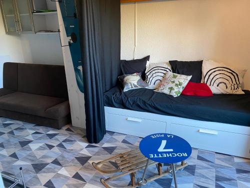 una cama con almohadas en una habitación en Les Balcons d'Edelweiss, en Chamrousse