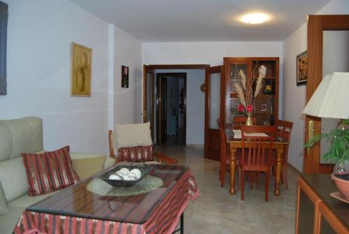 sala de estar con sofá y mesa en Bonito piso cerca de la estación, en Córdoba