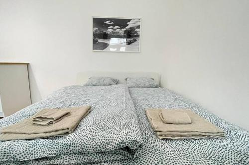 ein Schlafzimmer mit einem Bett mit zwei Handtüchern darauf in der Unterkunft Little Schönnbrunn1 Top Location in Wien