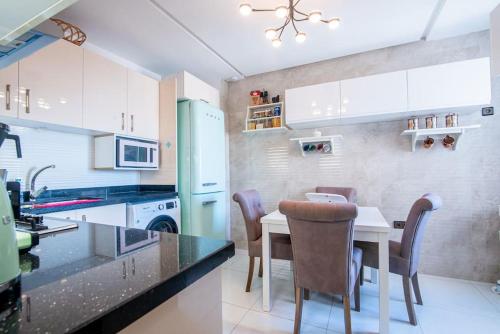 Una cocina o cocineta en Skyline Retreat