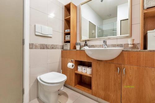 y baño con lavabo, aseo y espejo. en AWSA Waterfront Get Away (4018), en Auckland