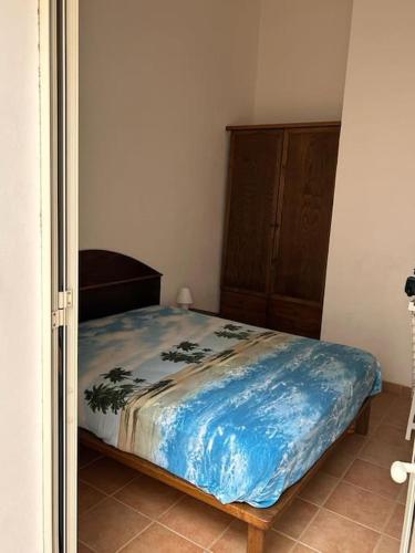 1 dormitorio con cama y tocador de madera en Casa indipendente Leo Mar, en Lampedusa