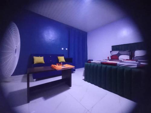 Un pat sau paturi într-o cameră la Impeccable 1-Bed Apartment