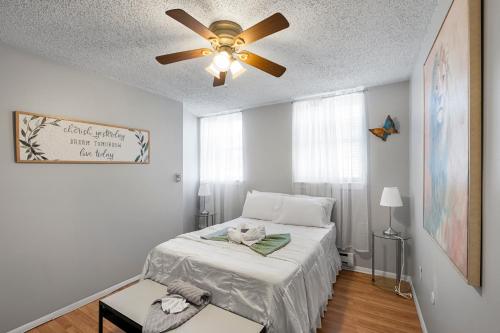 a bedroom with a bed with a ceiling fan at Stylish 1br Unit Bella Vista By Center City in Philadelphia