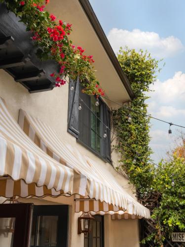 a building with flowers hanging from a window at Petit Soleil - Bed, Breakfast and Bar in San Luis Obispo