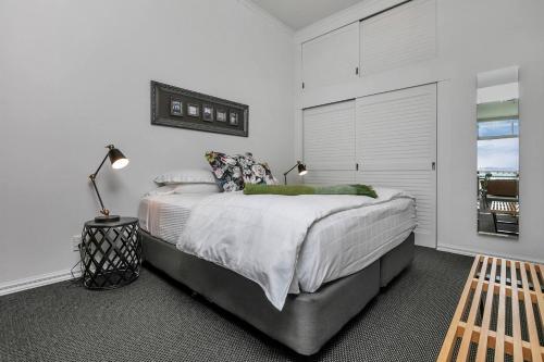 um quarto com uma cama grande e uma janela em AWSA Stunning Sea View - 4005 em Auckland