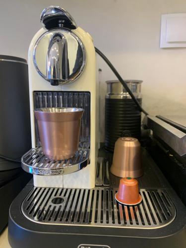 a blender sitting on top of a counter with a lamp at ΟΙΚΙΑ ΑΠΟΖΑΡΙ ΜΕΓΑΛΗ ΠΕΡΣΑ in Kastoria