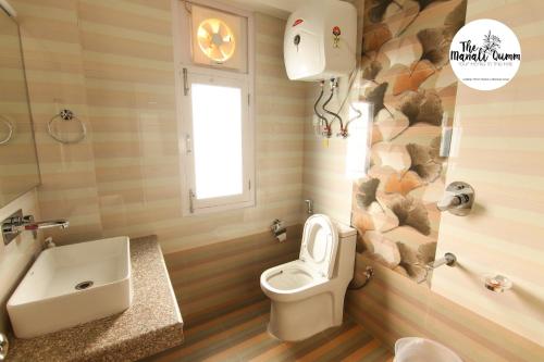 een badkamer met een toilet en een wastafel bij Manali Qumm in Manāli