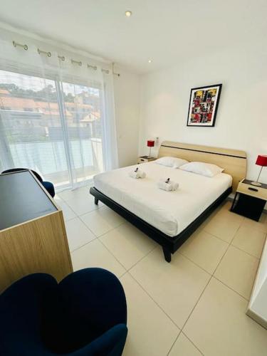 une chambre avec un lit et une grande fenêtre dans l'établissement 