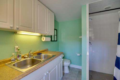 een badkamer met een wastafel en een toilet bij Fort Pierce Cottage with Shared Pool and Patio! in Fort Pierce