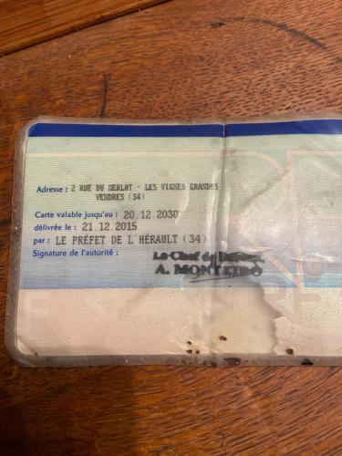 een plastic pakket met een ticket op tafel bij denise in Saillagouse