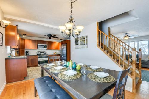 Dapur atau dapur kecil di Spacious Family Home with Deck and Yard 5 Mi to Stowe