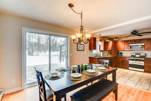 Dapur atau dapur kecil di Spacious Family Home with Deck and Yard 5 Mi to Stowe