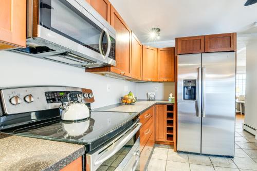 Dapur atau dapur kecil di Spacious Family Home with Deck and Yard 5 Mi to Stowe