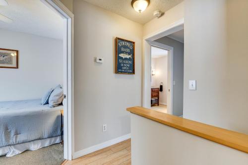 Katil atau katil-katil dalam bilik di Spacious Family Home with Deck and Yard 5 Mi to Stowe