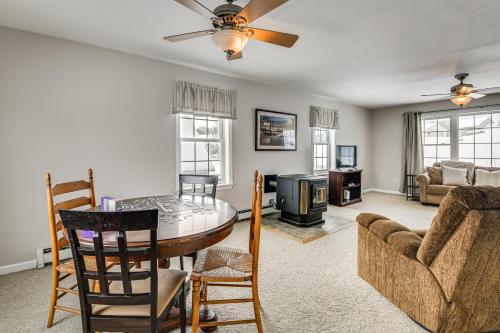 Ruang duduk di Spacious Family Home with Deck and Yard 5 Mi to Stowe