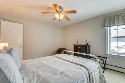 Katil atau katil-katil dalam bilik di Spacious Family Home with Deck and Yard 5 Mi to Stowe