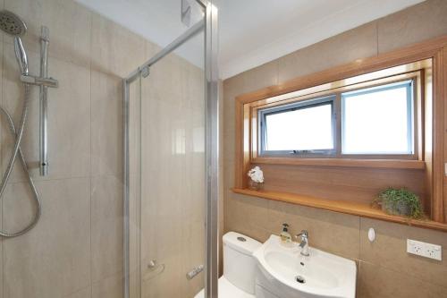 Un baño con ducha, inodoro y lavabo. en Fly Around Town in Pocket Rocket, en Albion