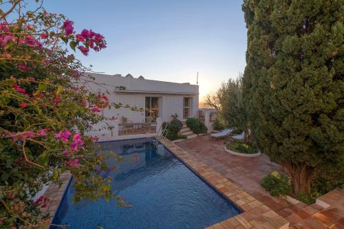 een zwembad voor een huis bij La Galbana Vejer in Vejer de la Frontera