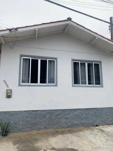 Novidade na Booking.com Praia Casa completa - Governador Celso Ramos à 15m da praia de palmas Menor preço em Novidade na Booking.com Praia Casa completa - Governador Celso Ramos à 15m da praia de palmas