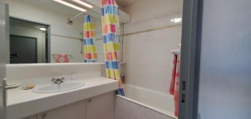 une salle de bain avec un lavabo et un rideau de douche dans l'établissement CESAREE BORGHESE, Port Frejus, Grand 2-3 pieces, 4, à Fréjus