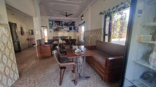 un restaurante con banco, mesa y sillas en Hotel Star wood en Lansdowne