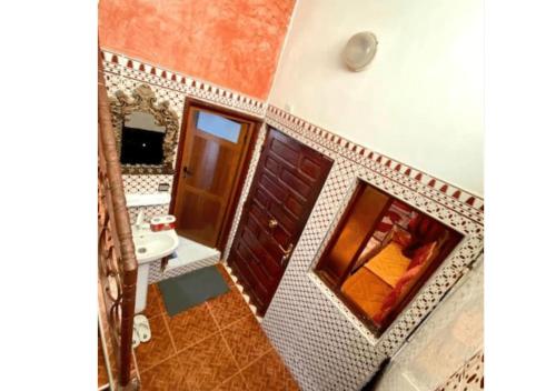 La salle de bains est pourvue d'une douche, d'un lavabo et de toilettes. dans l'établissement Romantic apartment near sea in Safi, Morocco, à Safi