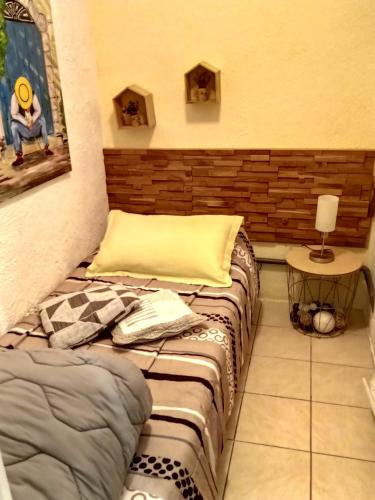 une chambre avec deux lits et une table avec une lampe dans l'établissement Studio de l'hippodrome, à Cagnes-sur-Mer