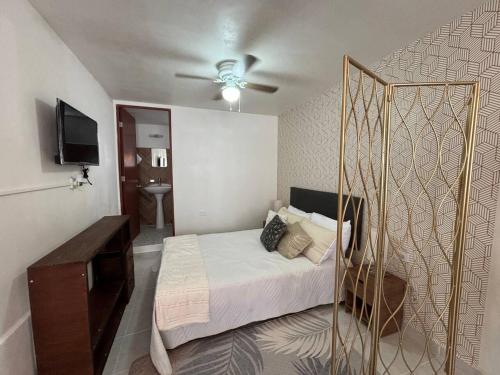 - une chambre avec un lit doté d'un cadre doré dans l'établissement Sophistication and Rest , Room, Bathroom, Kitchen, à Xalapa