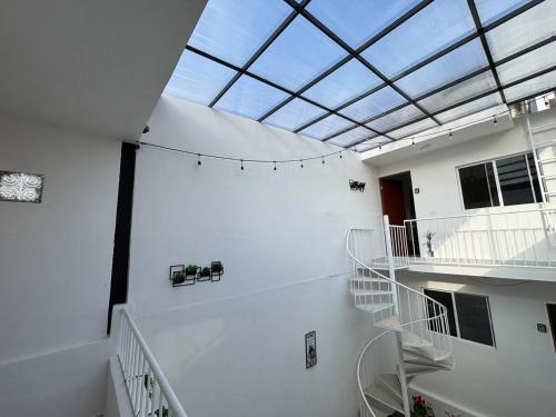 - une lucarne dans un bâtiment blanc avec des escaliers dans l'établissement Sophistication and Rest , Room, Bathroom, Kitchen, à Xalapa
