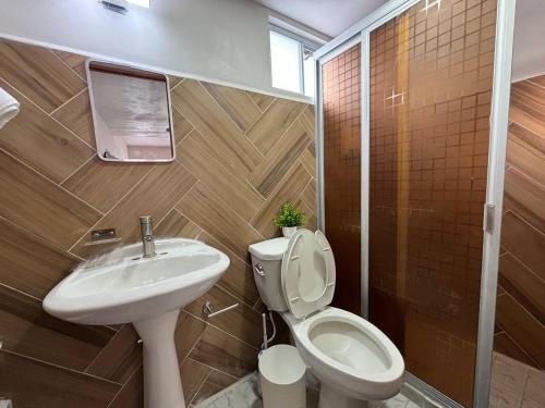 La salle de bains est pourvue de toilettes et d'un lavabo. dans l'établissement Sophistication and Rest , Room, Bathroom, Kitchen, à Xalapa