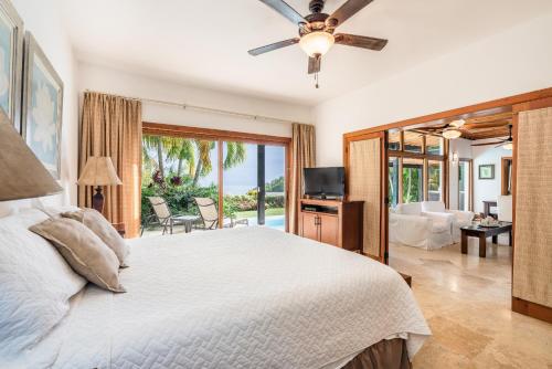 Newly Added Beautiful Villa at Puerto Bahia - Breakfast Included في سانتا باربرا دو سامانا: غرفة نوم مع سرير وغرفة معيشة