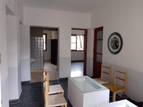 聖薩爾瓦多德胡胡伊的住宿－HOSTEL LA ESPAÑOLA，客厅配有两把椅子和一张桌子