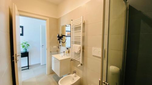uma casa de banho com um lavatório, um WC e um espelho. em Cecilia B&B Rome em Roma