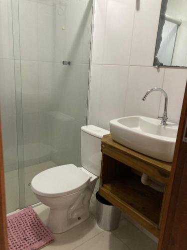 uma casa de banho com um WC, um lavatório e um chuveiro em Recanto das Pedras Floripa em Florianópolis