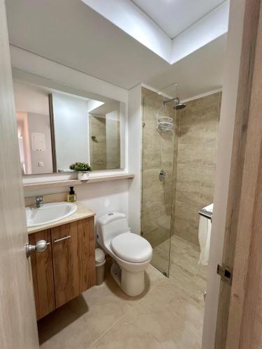 ein Badezimmer mit Toilette, Waschbecken und Dusche in der Unterkunft Lindo y cómodo apartamento 804 in Cali