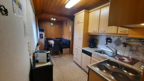 una piccola cucina con un lavello e un tavolo di Ferienhof Oberle a Gengenbach