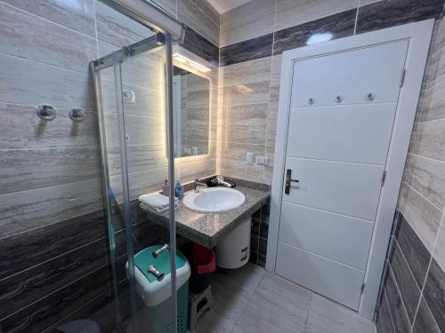 La salle de bains est pourvue d'un lavabo et d'une douche. dans l'établissement Selena Bay Hurghada - Pink Apartment, à Hurghada