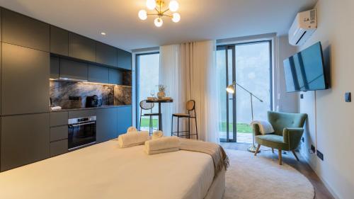 En eller flere senge i et værelse på RUAH Apartments by LovelyStay